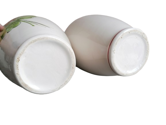 Paire de vases en faïence – décor floral peint à la main – 33 cm