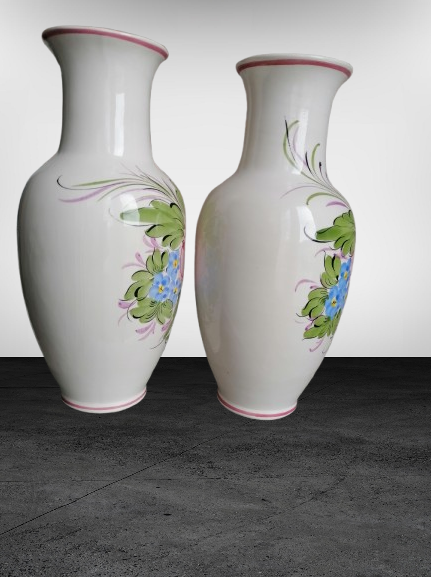 Paire de vases en faïence – décor floral peint à la main – 33 cm