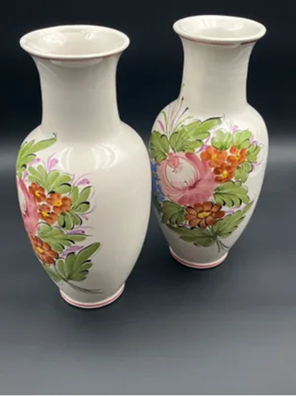 Paire de vases en faïence – décor floral peint à la main – 33 cm